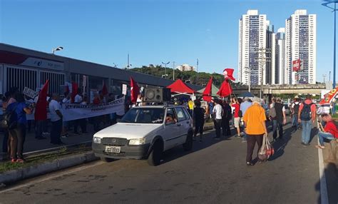 Manifestantes se concentram para atos relacionados à Greve Geral Aratu On