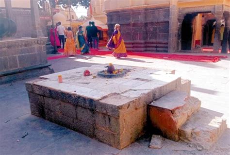 महाकाल मंदिर के प्रांगण से प्राचीन शिव मंदिर के पीलर और गुंबद के साथ दो