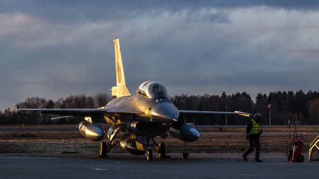 Norway Sends Old Fighter Jets For Ukrainian Pilots Training RT World