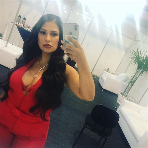 Poderosa Simone Da Dupla Simaria Posa Decotada Body De Lingerie Celebridades Vogue