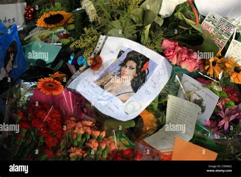 Amy Winehouse Tribute Hi Res Stock Photography And Images Alamy