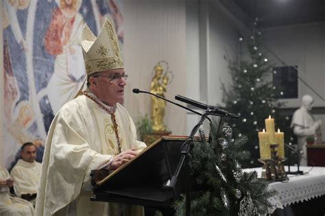 Kardinal Bozanić predvodio misu na Badnjak Bog ulazi u povijest svoga