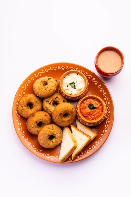 Premium Photo Instant Leftover Bread Medu Vada Served With Chutney