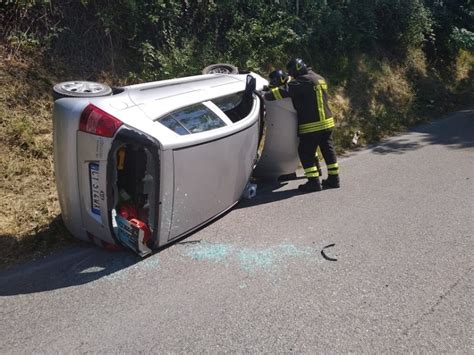 Si Capovolge Con L Auto Capovolta Donna Estratta Dalle Lamiere