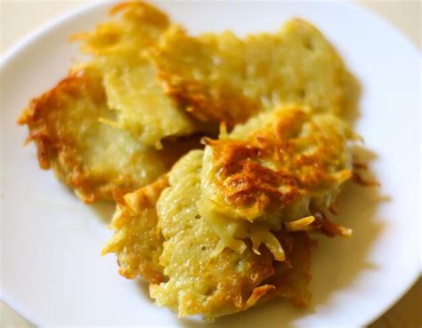 Tortitas De Patata Crujientes Tradicionales Frescas Fritas En Un Plato