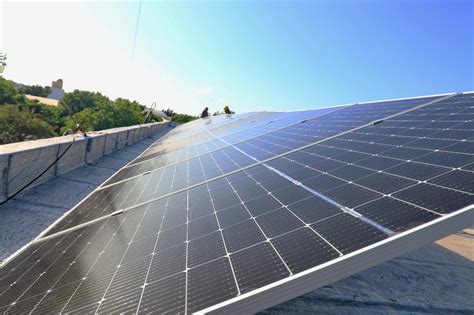 Paneles Fotovoltaicos Instalados En El Edificio De Vialidad Nacional En