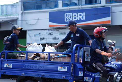 Bri Peduli Lakukan Gerakan Anti Sampah Di Pasar Banjar