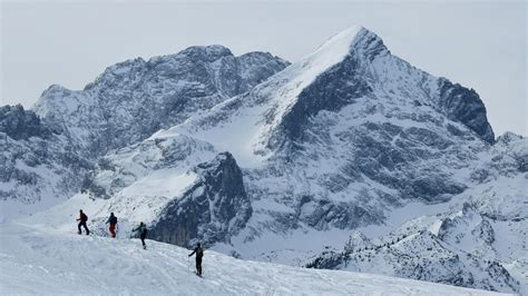 Suisse Au Moins Cinq Personnes Meurent Lors D Une Randonn E Ski