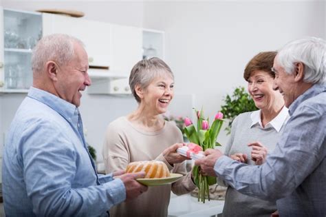 Dos Parejas Mayores Celebrando La Fiesta De Cumplea Os Foto Premium