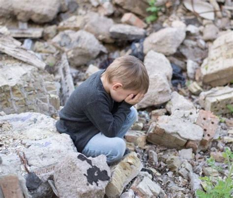 Taşın Üstünde Ağlayan Çocuk Fotoğrafı 6 Şubat Depremi Sonrasında mı