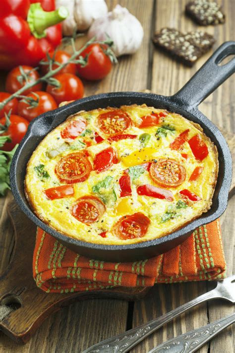 Spinat Frittata Mit Pilz Schinken Und Getrockneter Tomate Stockfoto