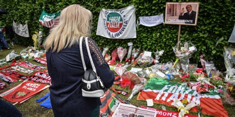 L Addio A Berlusconi Folla Ad Arcore Funerali Di Stato Al Duomo Di