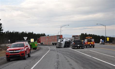 Renversement Dun Camion Rempli De Porcs Dans Le Bas Saint Laurent La