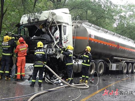 雨天路滑两罐车相撞 消防紧急救援凤凰网甘肃凤凰网