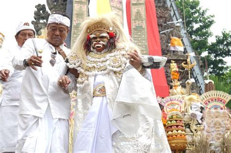 Puncak Pujawali Pura Mandara Giri Semeru Agung Wagub Cok Ace Tarikan