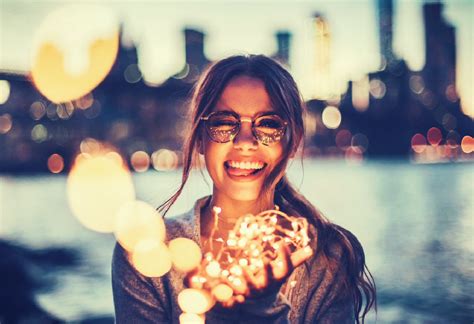 Fondos De Pantalla Mujer Morena Luces Mujeres Con Gafas Sonriente