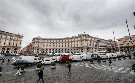 Roma Protesta Degli Ambulanti Sul Grande Raccordo Anulare