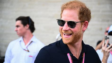 Le Prince Harry A L Air D Tendu Moins Hant Lors De Son Voyage En