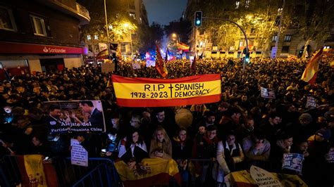 Protestas En La Calle Ferraz Contra La Ley De Amnist A En Directo