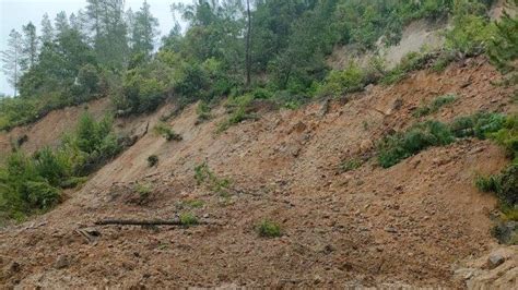 BERITA FOTO Longsor Tutup Jalur Mamasa Polman Motor Dan Mobil Tak