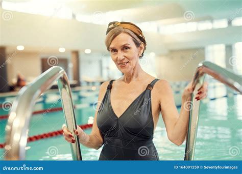 Femme Mature Souriante Entrant Dans La Piscine Image Stock Image Du