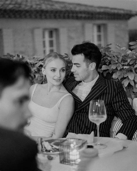 Joe Jonas E Sophie Turner Mostram Fotos In Ditas Do Casamento Confira