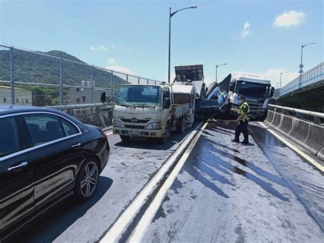 台64線八里段砂石車等10車連環車禍 小貨車駕駛受困命危 社會 自由時報電子報