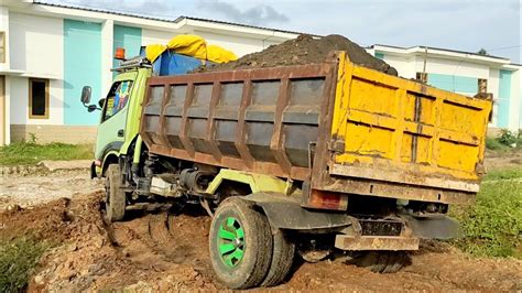 Dump Truk Hino Dutro Nyaris Tumbang Saat Mundur Jomplang Muatan Tanah