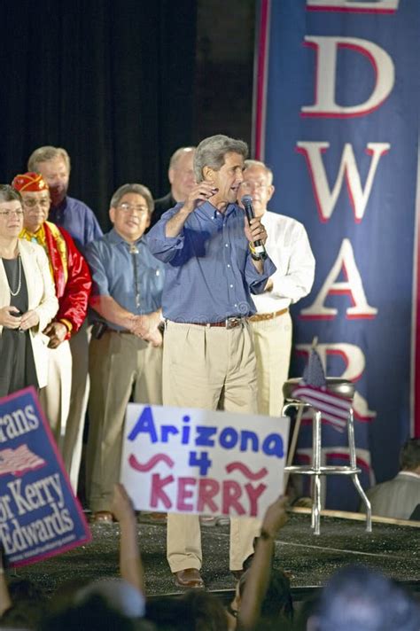 Le Sénateur John Kerry Parle De L étape Believe En Visite De Campagne