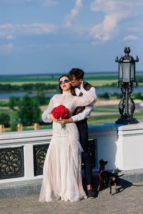 Feliz Pareja Joven Recién Casada Celebrando Y Divertiéndose Al Aire