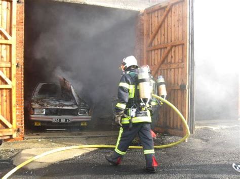 Une Voiture Prend Feu Dans Un Garage Mauriac