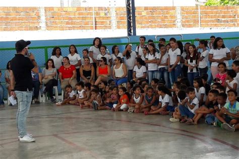 PC 2000 leva ação Vovô vai à Escola a colégio em Maracanaú CE