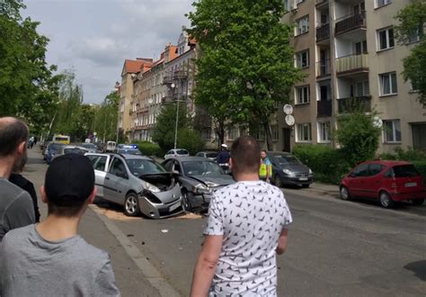 Legnica Wypadek na Jagiellońskiej Wyjeżdżając z parkingu nie ustąpiła