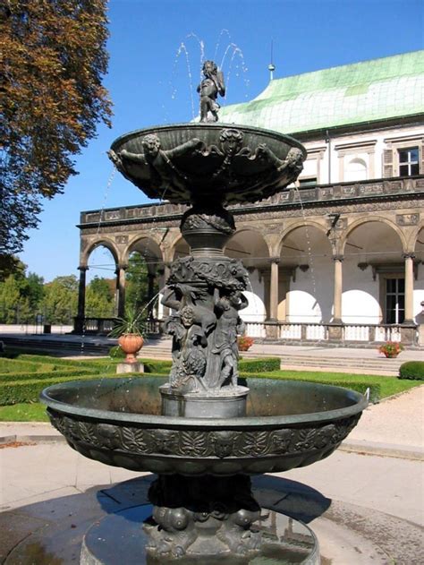 Дворец королевы Анны в Королевском саду