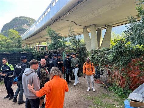 Le Forze Dell Ordine Sgomberano La Tendopoli Di Ponte Roma Il Video