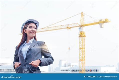 O Retrato Da Mulher Nova Bonita Do Coordenador Veste Um Capacete De