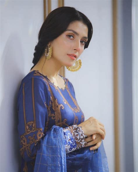 Ayeza Khan Looks Gorgeous In Latest Photoshoot Showbiz Pakistan