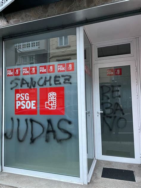 A Sede Do Psoe De Vimianzo Amence Con Pintadas Un Acto Inadmisible