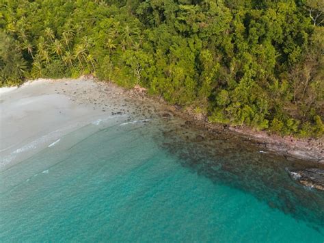 Vue A Rienne Par Drone De La Belle Plage Avec De L Eau De Mer Turquoise