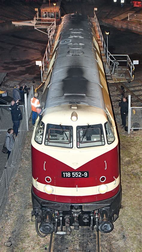 Diesellokomotive 118 552 9 verlässt Drehscheibe des