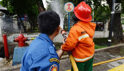 Foto Mengenalkan Profesi Pemadam Kebakaran Kepada Anak Usia Dini