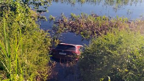 Motorista foge de abordagem e cai carro em terreno alagado às