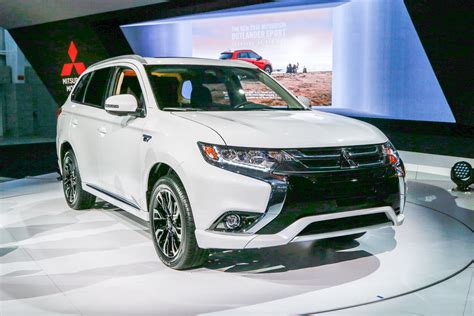 Mitsubishi Outlander Plug In Hybrid Finally Debuts In U S Form Automobile Magazine