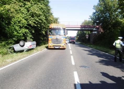 POL AC 61 jähriger Autofahrer überschlägt sich nach Überholmanöver