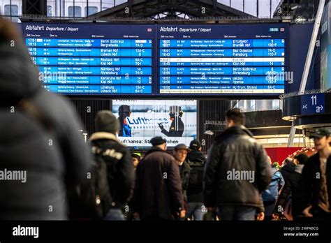 Anzeigetafeln Im Hamburger Hauptbahnhof Abendlicher Berufsverkehr Vor