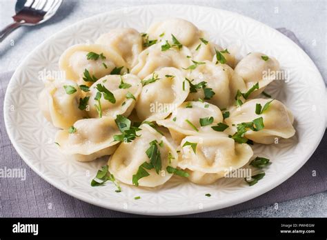 Pelmeni Tradicional Ravioles Dumplings Rellenos Con Carne En Un Plato