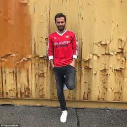 Juan Mata Poses In Vintage Manchester United Strip Daily Mail