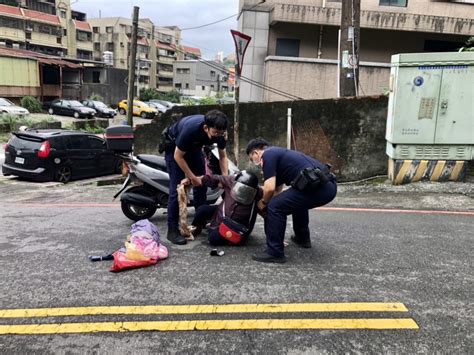 騎車碰撞老嫗人車倒地 警聞聲奔赴攙扶幸無礙 奧丁丁新聞 Owlnews