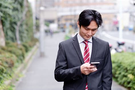 「歩きスマホ」している人にぶつかられて、ケガをした！ 慰謝料請求できる？ 弁護士に聞いた｜ニフティニュース