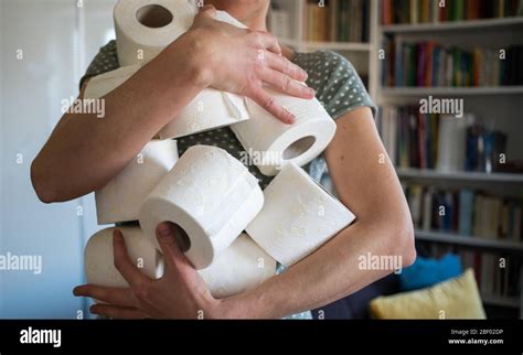 Femme Porter Papier Toilette Banque De Photographies Et Dimages